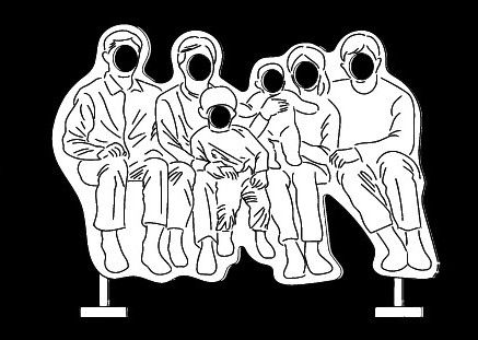 Eine Theaterkulisse mit 6-köpfiger Familie ohne Gesichter